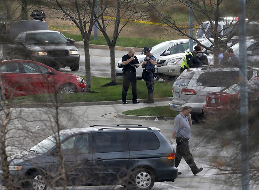 Las autoridades investigan el domingo el tiroteo ocurrido en el centro comunitario judío de Overland Park, en Kansas, el 13 de abril. (AP)