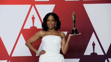 La actriz estadounidense Regina King posa con la estuatuilla a la mejor actriz de reparto por If Beale Street Could Talk. 