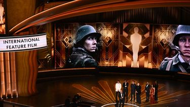 El director suizo Edward Berger acepta el Oscar a la Mejor Película Internacional por el filme All Quiet on the Western Front (Sin novedad en el frente) en el escenario durante la 95ª Entrega Anual de los Premios de la Academia en el Dolby Theatre de Hollywood, California, el 12 de marzo de 2023.