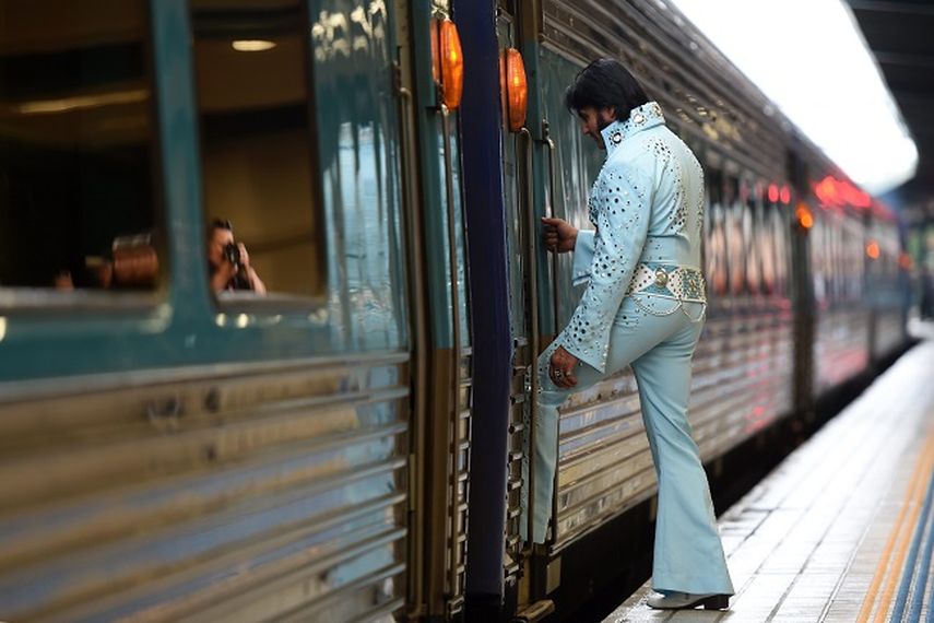 Decenas de imitadores y admiradores de Elvis Presley partieron hoy en un vagón especial desde Sídney hacia el festival que se celebra estos días en honor del rey del rock (EFE).