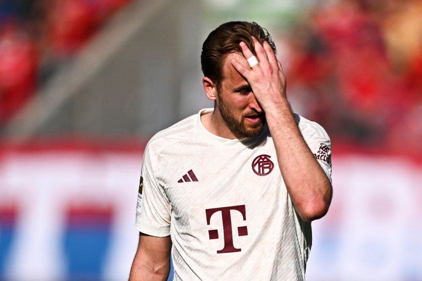 Harry Kane del Bayern Múnich reacciona tras la derrota de su equipo ante Heidenheim en la Bundesliga, el 6 de abril de 2024.