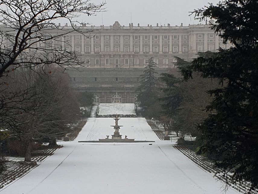 ¡A Palacio!, camino al Palacio Real, en Madrid, antes que los árboles se cubrieran de blanco.