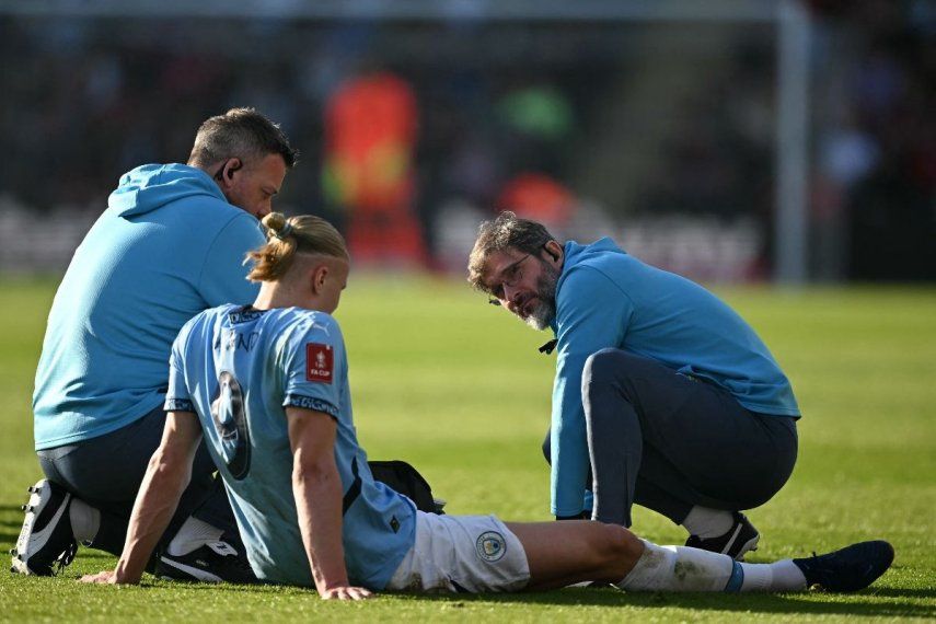 El delantero noruego #09 del Manchester City, Erling Haaland, recibe atención médica después de lesionarse durante el partido de cuartos de final de la Copa FA inglesa entre el Bournemouth y el Manchester City en el Vitality Stadium en Bournemouth, en la costa sur de Inglaterra el 30 de marzo de 2025. Erling Haaland estará fuera de acción hasta siete semanas después de sufrir una lesión de tobillo, dijo el entrenador del Manchester City, Pep Guardiola, el 1 de abril de 2025. El prolífico noruego de 24 años se vio obligado a retirarse en la victoria por 2-1 de los cuartos de final de la Copa FA del 30 de marzo en Bournemouth después de anotar su gol número 30 de la temporada.   El delantero noruego #09 del Manchester City, Erling Haaland, recibe atención médica después de lesionarse durante el partido de cuartos de final de la Copa FA inglesa entre el Bournemouth y el Manchester City en el Vitality Stadium en Bournemouth, en la costa sur de Inglaterra el 30 de marzo de 2025. Erling Haaland estará fuera de acción hasta siete semanas después de sufrir una lesión de tobillo, dijo el entrenador del Manchester City, Pep Guardiola, el 1 de abril de 2025. El prolífico noruego de 24 años se vio obligado a retirarse en la victoria por 2-1 de los cuartos de final de la Copa FA del 30 de marzo en Bournemouth después de anotar su gol número 30 de la temporada.