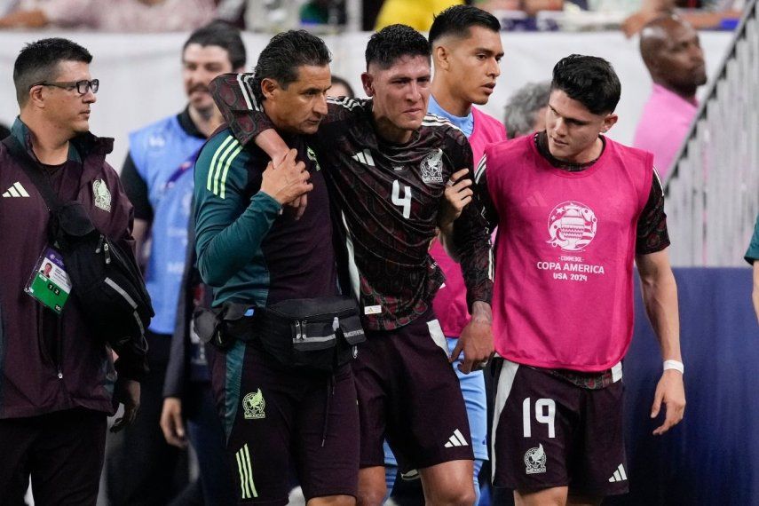 El volante mexicano Edson Álvarez (centro) se retira lesionado durante el partido contra Jamaica por el Grupo B de la Copa América, el sábado 22 de junio de 2024, en Houston.&nbsp;