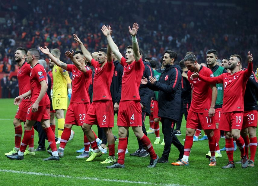 Los jugadores de Turqu&iacute;a tras el empate 0-0 ante Islandia y asegurar el pase a la Eurocopa de 2020 en Estambul, el jueves 14 de noviembre de 2019