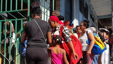 Las familias hacen largas cola en La Habana desde horas de la madrugada para poder comprar dos jabones de baño