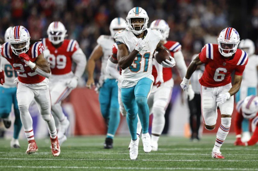 El corredor de los Dolphins de Miami, Raheem Mostert, corre para anotar un touchdown de 43 yardas en el cuarto período del encuentro ante los Patriots de Nueva Inglaterra, el domingo 17 de septiembre del 2023.