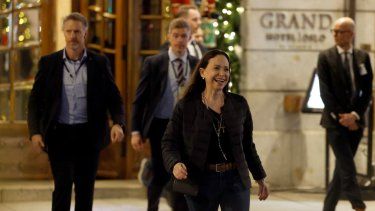 La Premio Nobel de la Paz, María Corina Machado, sale del Gran Hotel para saludar a sus seguidores en Oslo, Noruega, en las primeras horas del 11 de diciembre de 2025. La Premio Nobel de la Paz, María Corina Machado, sale del Gran Hotel para saludar a sus seguidores en Oslo, Noruega, en las primeras horas del 11 de diciembre de 2025.