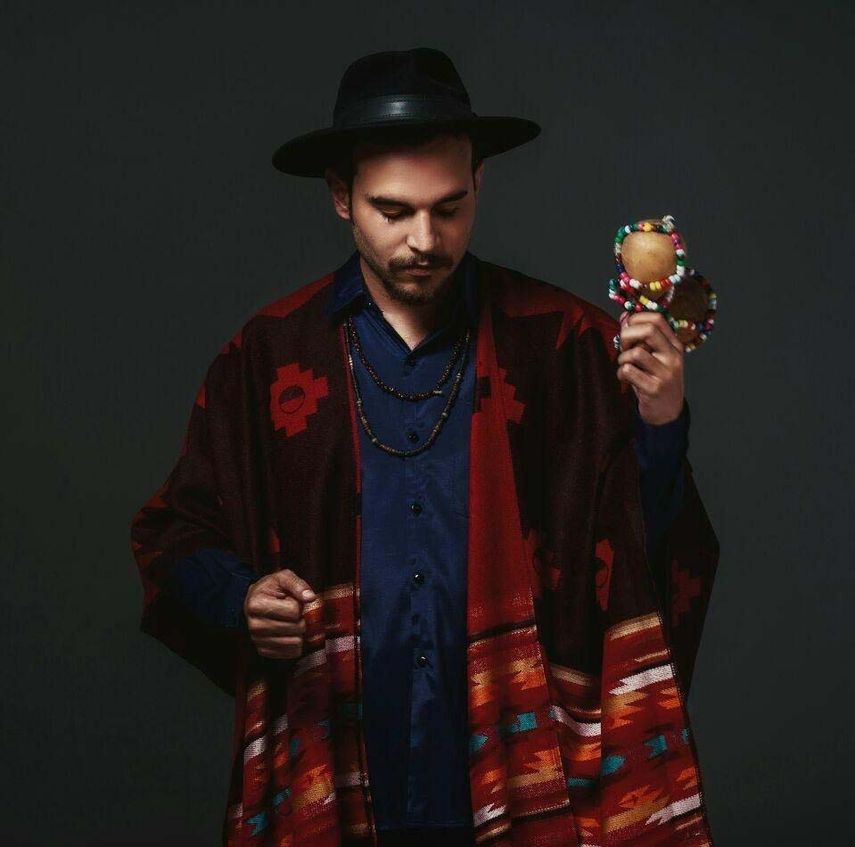 Según explicó Oriach su intención de trabajar con Cabra surgió luego de que el productor boricua lo invitara a participar de su proyecto musical, Trending Tropics.