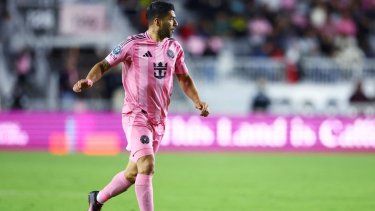 El atacante Luis Suárez, del Inter Miami, maneja el balón en un partido, el 6 de marzo de 2025.
