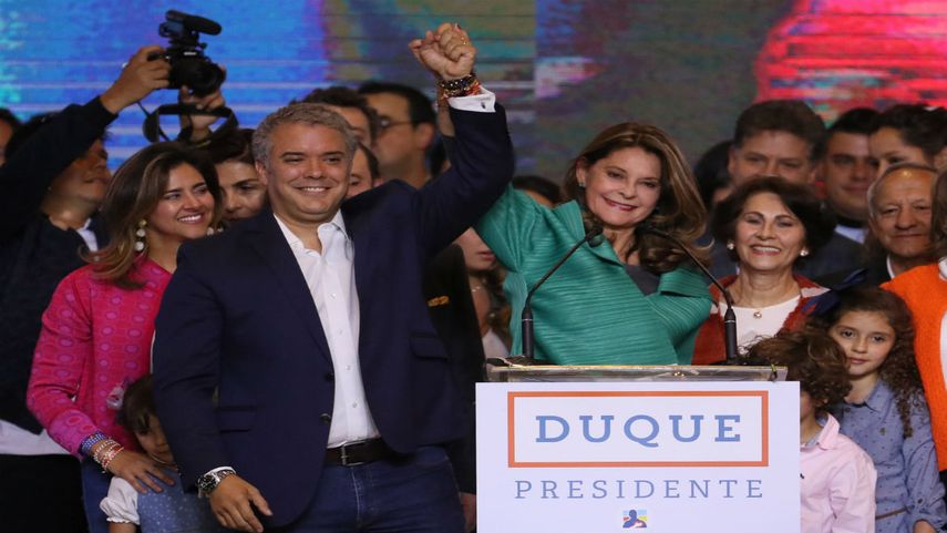 El presidente electo de Colombia Iván&nbsp;Duque y su fórmula presidencial Marta Lucía Ramírez saludan en su sede de campaña en Bogotá.