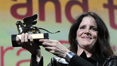 La directora estadounidense Laura Poitras recibe el León de Oro a la Mejor película por el documental All the Beauty and the Bloodshed el 10 de septiembre de 2022 durante la ceremonia de clausura del 79º Festival Internacional de Cine de Venecia en el Lido di Venezia, Italia.