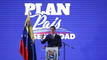 Juan Guaidó, reconocido como presidente encargado de Venezuela por más de 50 naciones, habla durante la presentación del Plan País en el área de Seguridad, en el aula magna la Universidad Católica Andrés Bello.