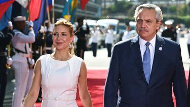 El presidente de Argentina, Alberto Fernández, y su exesposa Fabiola Yánez, caminan sobre la alfombra roja antes de la ceremonia de apertura de la 9na Cumbre de las Américas en el Centro de Convenciones de Los Ángeles, California, el 8 de junio de 2022. &nbsp;