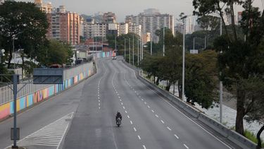 Una motocicleta circula por una calle vacía en Caracas el 3 de enero de 2026. El presidente Donald Trump dijo el sábado que las fuerzas estadounidenses habían capturado al dictador venezolano Nicolás Maduro.
