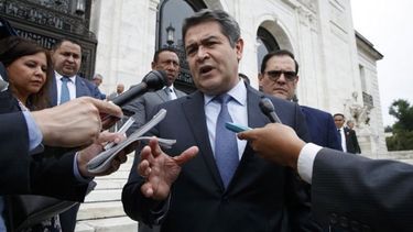 El presidente de Honduras, Juan Orlando Hernández, habla con reporteros al salir de una reunión en la sede de la OEA, en Washington. &nbsp; &nbsp;