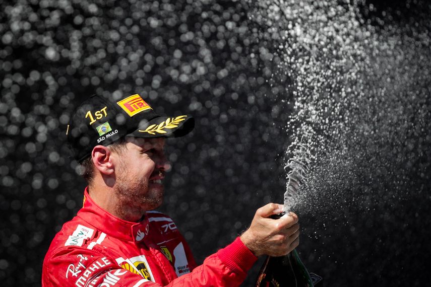 El piloto alemán Sebastian Vettel, de la escudería Ferrari, celebra su quinta victoria de la temporada. 