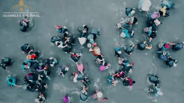 En las imágenes se observan a venezolanos de todas las edades, desde ancianos hasta niños