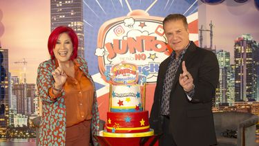 Kary Bernal y Carlos Hernández, presentadores de Juntos pero no revueltos, de América TeVé, celebran el primer año del programa. 