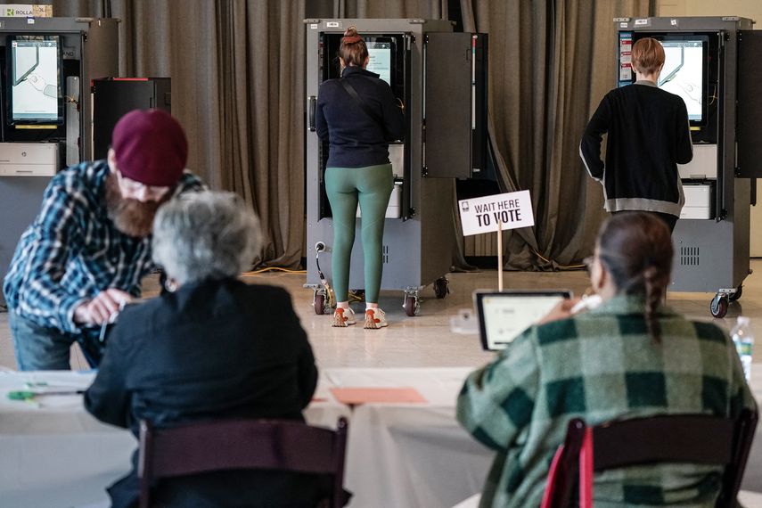 Electores en el estado de Georgia emiten su voto este martes 12 de marzo.