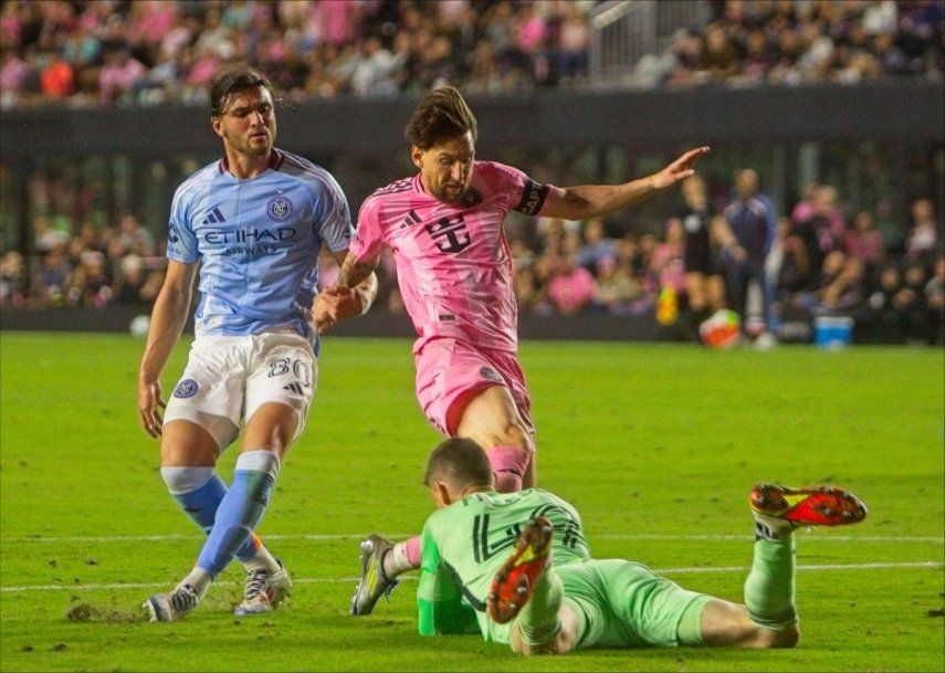 Leonel Messi, del Inter Miami, fuerza una jugada contra el arquero Matt Freese y Tomas Romero (30), del New York City, el 22 de febrero del 2025 en Fort Lauderdale durante el partido de la MLS
