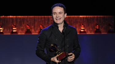 El cantautor colombiano Fonseca recibe el premio a mejor álbum de vocal pop tradicional por Fonseca sinfónico en la 15a entrega del Latin Grammy en la MGM Grand Garden Arena el 20 de noviembre de 2014 en Las Vegas.