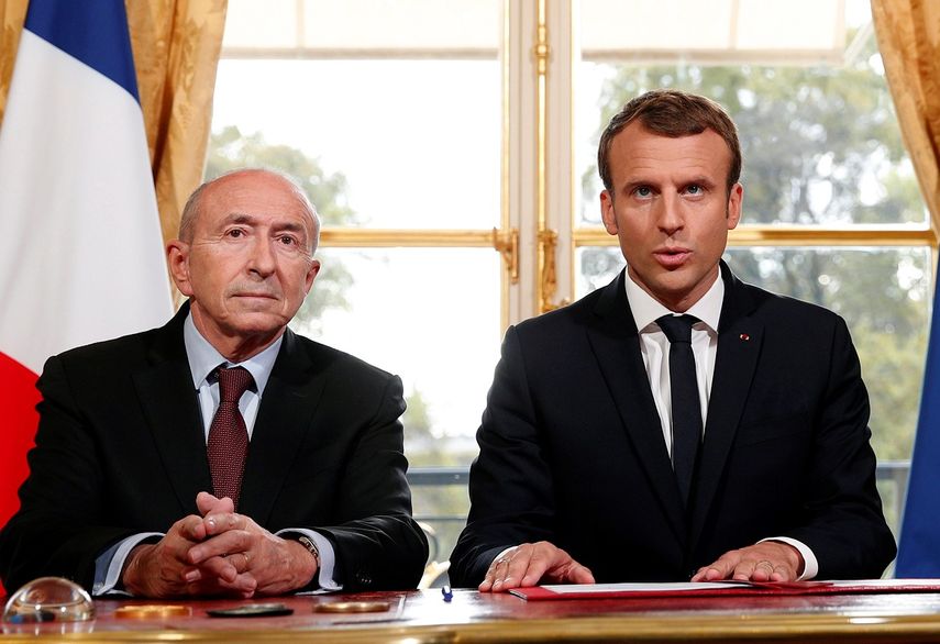 El presidente francés Emmanuel&nbsp;Macron&nbsp;(dcha) atiende a los medios junto al ministro de Interior Gerard Collomb, tras la firma de una nueva ley antiterrorista en el Palacio del Elíseo, París.