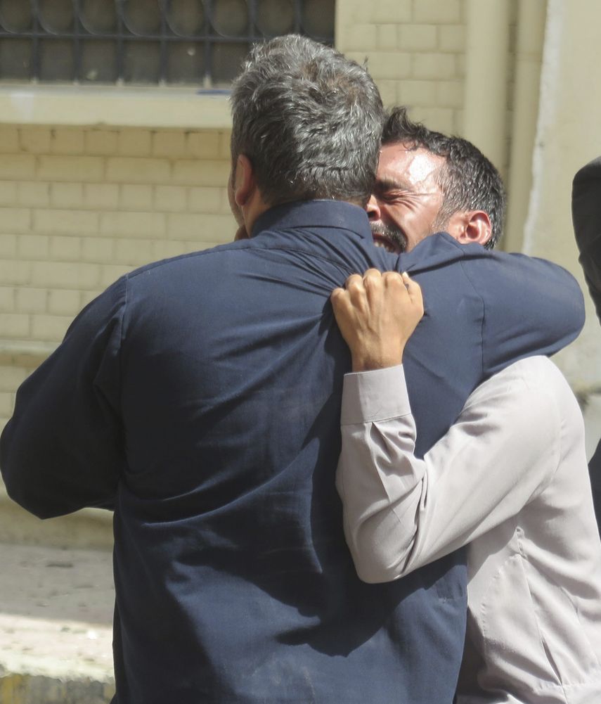 Un hombre llora al conocer que un ser querido ha fallecido en un ataque con bomba en un hospital de Quetta (Pakistán), 8 de agosto de 2016. Al menos 53 personas murieron y 58 resultaron heridas hoy en un ataque de un suicida con bombas contra un hospital