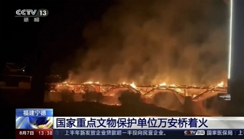 En esta imagen tomada de un video de CCTV de China, se ve el puente Wanan en llamas, en Fujian, China, el sábado 6 de agosto de 2022. El puente tiene más de 900 años de historia.&nbsp;