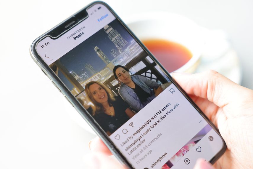 Esta foto tomada en Dubai el 23 de mayo de 2021 muestra una foto supuestamente de la princesa Sheikha Latifa (R) del emirato del Golfo con una mujer no identificada en un restaurante en el centro de Dubai publicada en una cuenta de Instagram no verificada esta semana, meses después de que las Naciones Unidas pidieran pruebas.