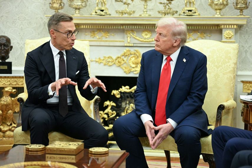 El presidente de Estados Unidos Donald J. Trump dialoga en la Oficina Oval con su homólogo de Finlandia Alexander&nbsp; Stubb.