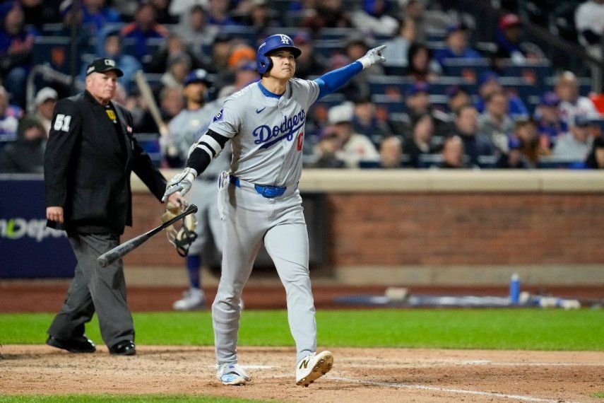 Shohei Ohtani de los Dodgers de Los Ángeles celebra tras batear un jonrón de tres carreras ante los Mets de Nueva York durante el octavo inning del tercer juego de la Serie de Campeonato de la Liga Nacional, el miércoles 16 de octubre de 2024, en Nueva York.&nbsp;