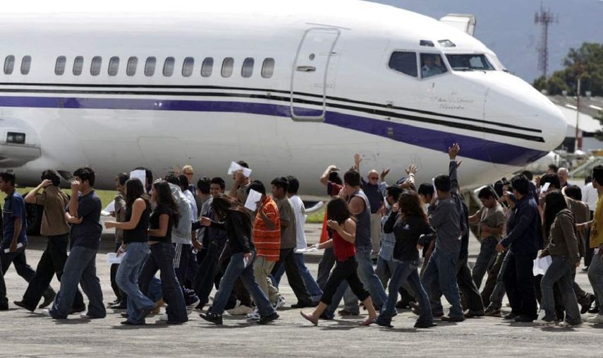 un grupo de guatemaltecos deportados llega a su país