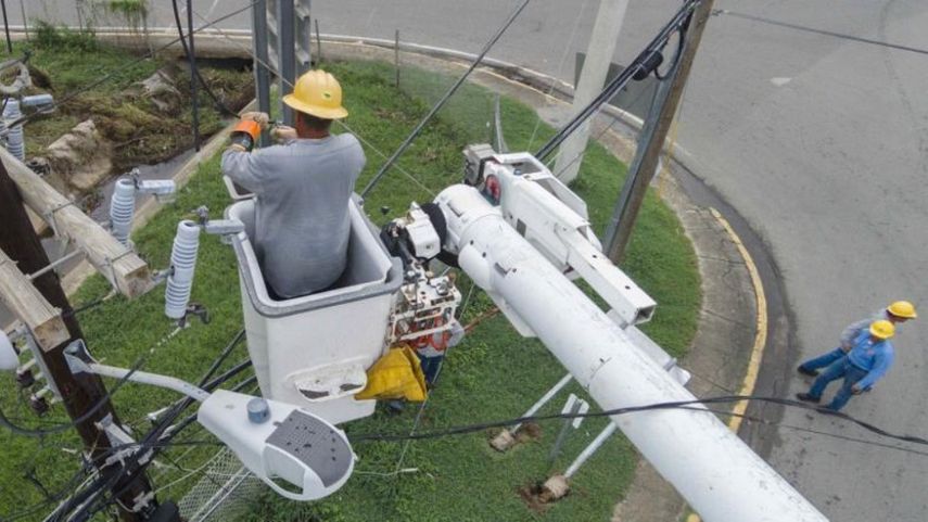 Trabajadores de la Autoridad de Energía Eléctrica de Puerto Rico.
