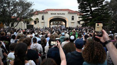 &nbsp;Los dolientes se reúnen en un homenaje en el Bondi Pavilion en memoria de las víctimas de un tiroteo en Bondi Beach, en Sídney, el 16 de diciembre de 2025.&nbsp;