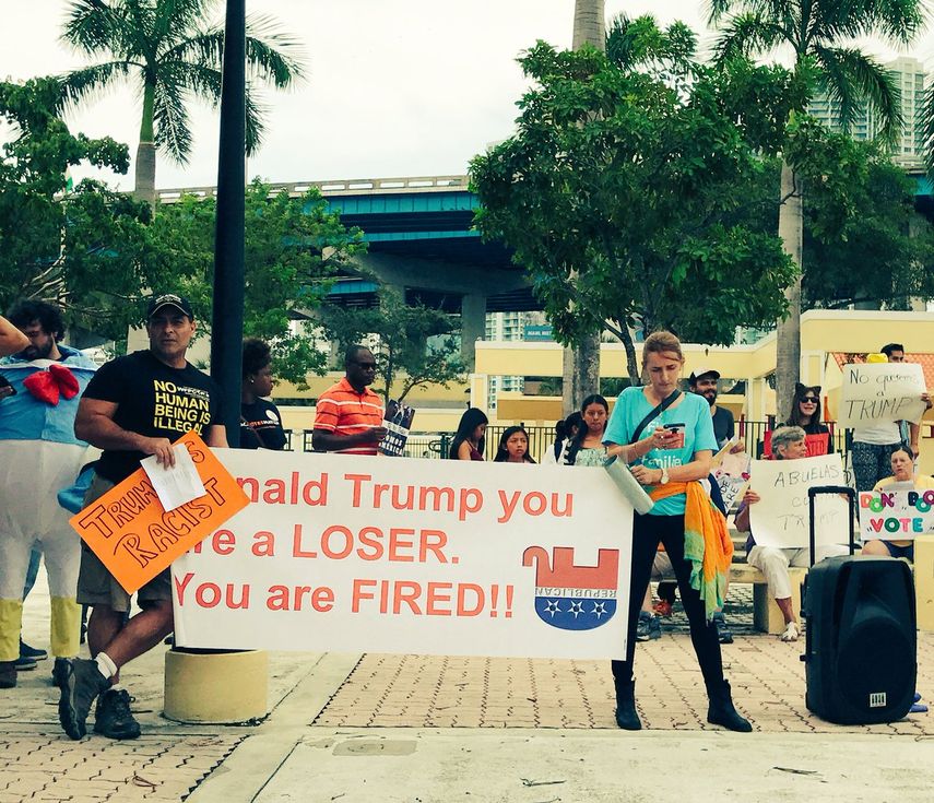 Un cartel con la leyenda Donald Trump, You Are a Loser. You Are Fired encabeza el desfile.