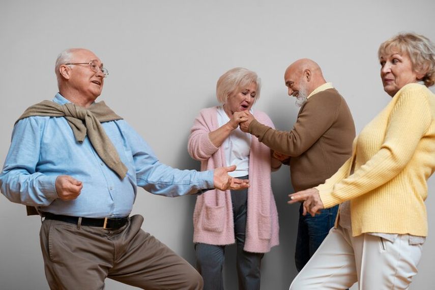 Las relaciones sociales y alguna actividad como el baile son recomendadas para las personas mayores porque los llena de optimismo.