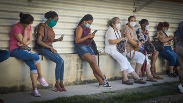 Mujeres en cola para comprar productos en dólares en una tienda, La Habana, Cuba.&nbsp;