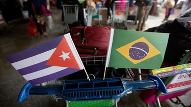 Profesionales cubanos que formaban parte del programa Más Médicos en Brasil parten de regreso a Cuba.