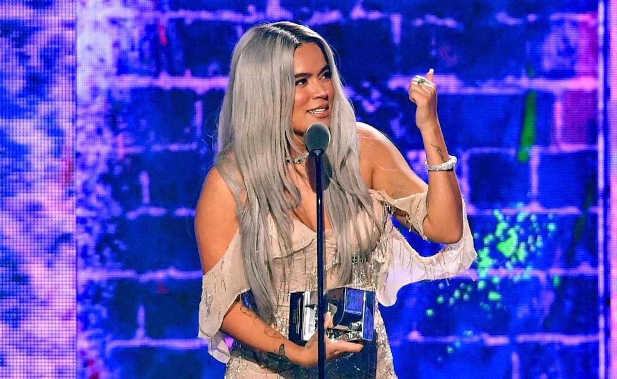 Karol G acepta el premio al Artista de la Juventud Femenina # 1 en el escenario de los Premios Juventud 2021 en el Watsco Center el 22 de julio de 2021 en Coral Gables, Florida. Karol G acepta el premio al Artista de la Juventud Femenina # 1 en el escenario de los Premios Juventud 2021 en el Watsco Center el 22 de julio de 2021 en Coral Gables, Florida.