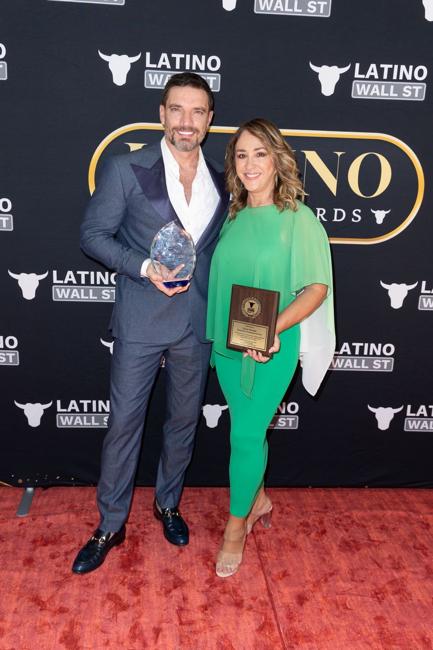 El actor Julián Gil y Rosita Hurtado en los Latino Wall Street Awards.
