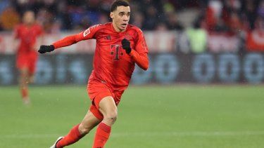 El centrocampista del Bayern Múnich, Jamal Musiala, corre con el balón durante un juego entre su club y el Heidenheim, el 7 de diciembre de 2024.