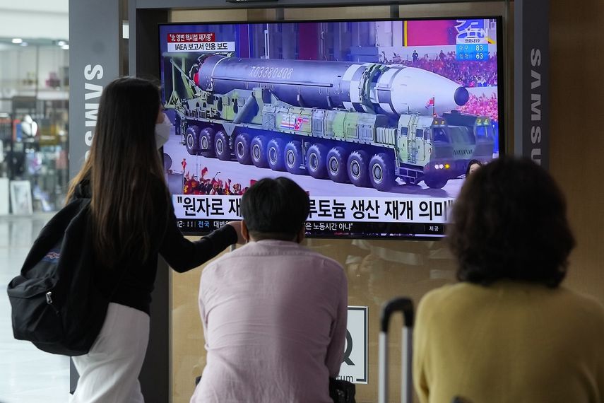 Gente mirando una pantalla de televisión que muestra imágenes de archivo de un misil norcoreano en un desfile militar durante un programa de noticias, en la estación de tren de Seúl, en Corea del Sur, el lunes 30 de agosto de 2021.&nbsp;