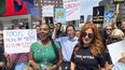 Las actrices Sheryl Lee Ralph y Lisa Ann Walter, miembros del elenco de la serie de televisión Abbott Elementary, participan en una protesta en apoyo a la huelga de guionistas y actores que ha paralizado Hollywood, en Love Park, Filadelfia, el jueves 20 de julio de 2023.