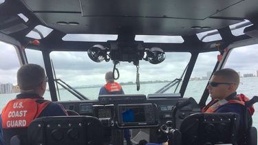 Tras ser alertada del hecho, al promediar las 15.20 hora local del sábado (19.00 GMT), la Guardia Costera inició una búsqueda por mar y aire, y que cubrió más de 1.630 millas cuadradas (más de 4.200 kilómetros cuadrados) hasta el momento que dio con la víctima.