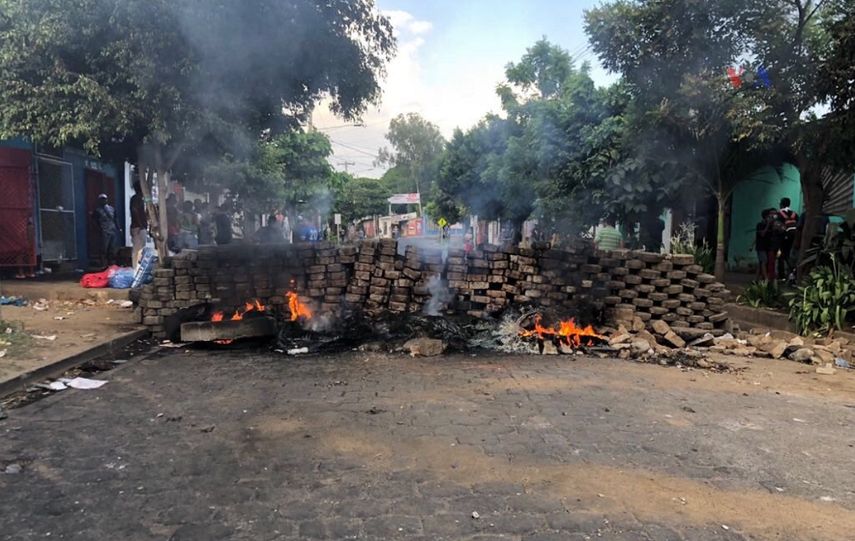Ciudadanos instalan barricadas para evitar que la policía cruce sectores controlados por estudiantes y ciudadanos locales, en el Barrio Georgino Andrade, en Managua, según la cuenta de Twitter de @CalderonEnma.