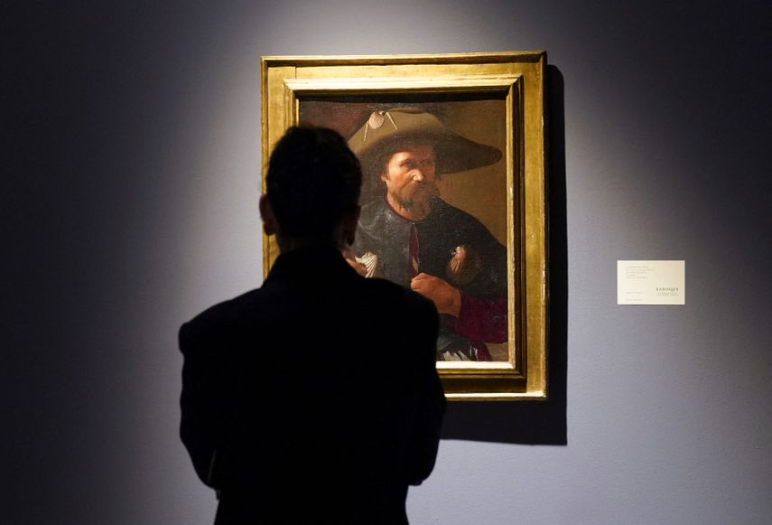 Una persona observa Santiago el Mayor de Georges de La Tour durante una vista previa de prensa en Sothebys Nueva York el 25 de octubre de 2022 para la subasta en vivo Barroco: Obras maestras de la colección Fisch Davidson: 26 de enero de 2022