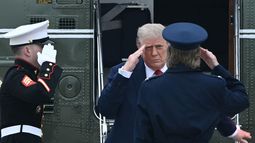 El presidente de Estados Unidos y Comandante en Jefe del Ejército, Donald J. Trump, recibe el saludo de militares al bajar del Marine One. El presidente de Estados Unidos y Comandante en Jefe del Ejército, Donald J. Trump, recibe el saludo de militares al bajar del Marine One.