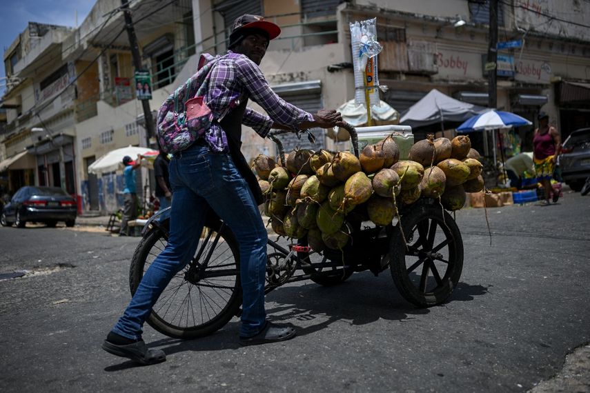 Un hombre vende cocos en una calle del pequeño Haití en el centro de Santo Domingo, República Dominicana.
