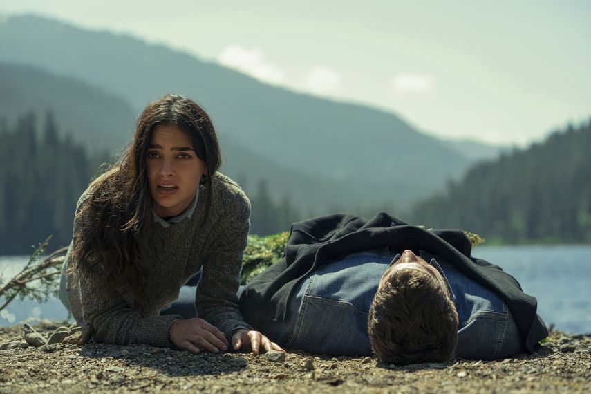 En esta imagen proporcionada por Netflix, Melissa Barrera como Liv, izquierda, y Austin Stowell como Sam, en una escena de la miniserie Keep Breathing.